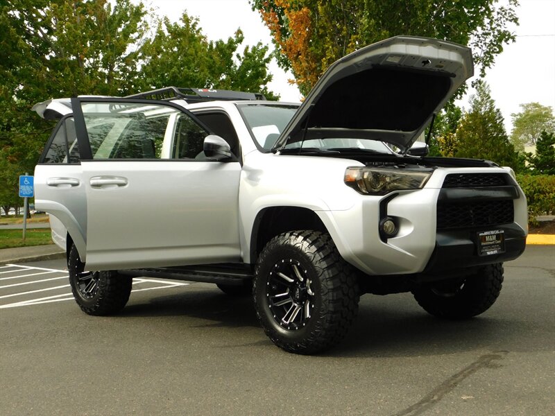 2018 Toyota 4Runner SR5 / 4x4 / 1_Owner / NEW Wheels+Mud Tires / LIFTD   - Photo 37 - Portland, OR 97217