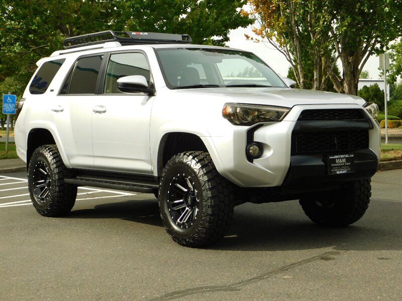 2018 Toyota 4Runner SR5 / 4x4 / 1_Owner / NEW Wheels+Mud Tires / LIFTD   - Photo 2 - Portland, OR 97217