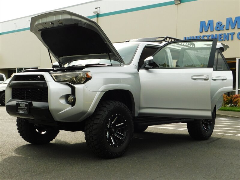 2018 Toyota 4Runner SR5 / 4x4 / 1_Owner / NEW Wheels+Mud Tires / LIFTD   - Photo 30 - Portland, OR 97217