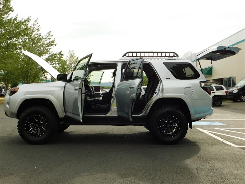 2018 Toyota 4Runner SR5 / 4x4 / 1_Owner / NEW Wheels+Mud Tires / LIFTD   - Photo 31 - Portland, OR 97217