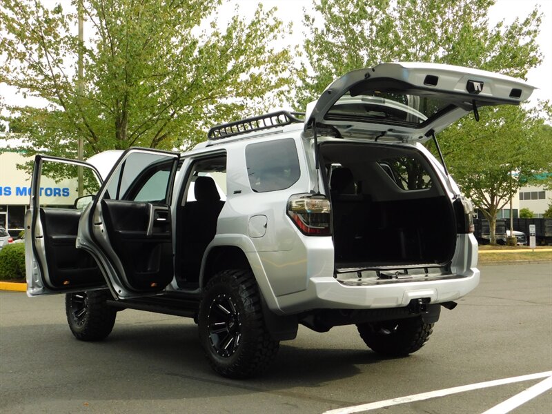 2018 Toyota 4Runner SR5 / 4x4 / 1_Owner / NEW Wheels+Mud Tires / LIFTD   - Photo 32 - Portland, OR 97217