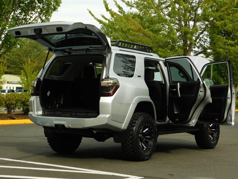 2018 Toyota 4Runner SR5 / 4x4 / 1_Owner / NEW Wheels+Mud Tires / LIFTD   - Photo 35 - Portland, OR 97217