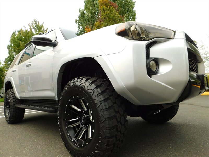 2018 Toyota 4Runner SR5 / 4x4 / 1_Owner / NEW Wheels+Mud Tires / LIFTD   - Photo 46 - Portland, OR 97217