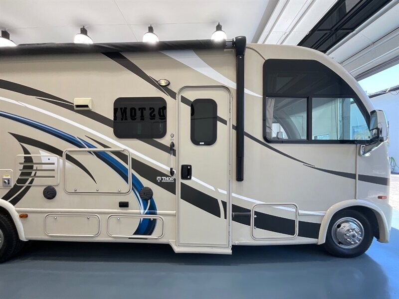 2017 Thor Vegas 25.2 LIKE NEW ONLY 16,000 MILES  Model M36941 - Photo 4 - Gladstone, OR 97027