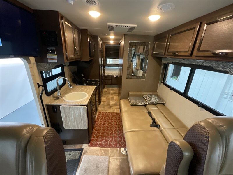 2017 Thor Vegas 25.2 LIKE NEW ONLY 16,000 MILES  Model M36941 - Photo 11 - Gladstone, OR 97027