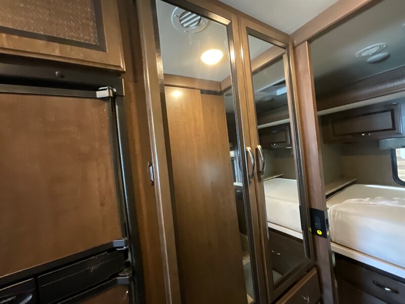 2017 Thor Vegas 25.2 LIKE NEW ONLY 16,000 MILES  Model M36941 - Photo 27 - Gladstone, OR 97027