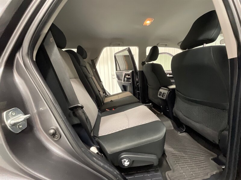 2018 Toyota 4Runner SR5 4X4 / V6 / THIRD ROW SEAT / 39K MILES  / 1-OWNER LOCAL - Photo 17 - Gladstone, OR 97027