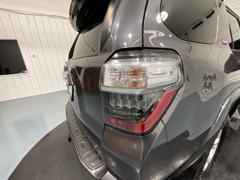 2018 Toyota 4Runner SR5 4X4 / V6 / THIRD ROW SEAT / 39K MILES  / 1-OWNER LOCAL - Photo 29 - Gladstone, OR 97027