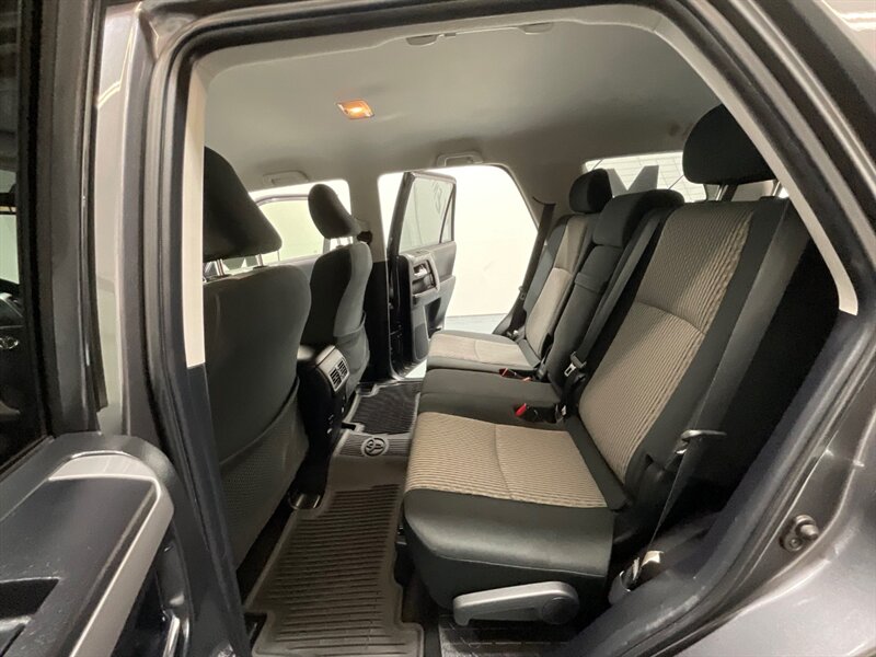 2018 Toyota 4Runner SR5 4X4 / V6 / THIRD ROW SEAT / 39K MILES  / 1-OWNER LOCAL - Photo 14 - Gladstone, OR 97027