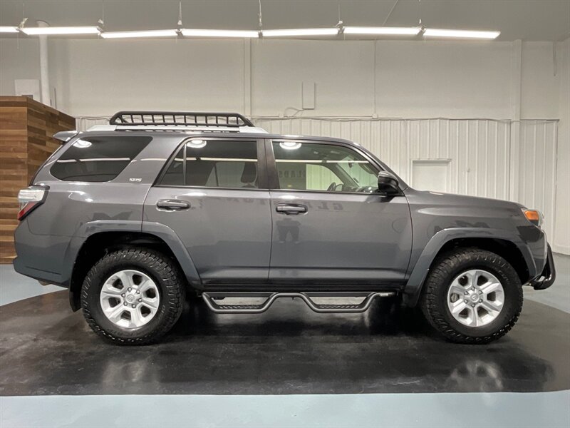 2018 Toyota 4Runner SR5 4X4 / V6 / THIRD ROW SEAT / 39K MILES  / 1-OWNER LOCAL - Photo 4 - Gladstone, OR 97027