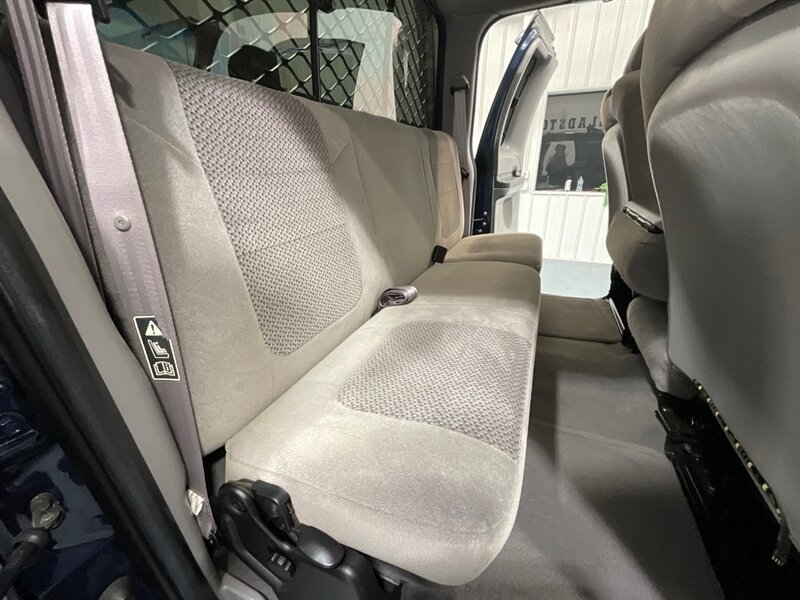 2001 Ford F-250 XLT Super Cab 4X4 / 7.3L DIESEL / 6-SPEED MANUAL / LONG BED / BRAND NEW TIRES / LOCAL TRUCK w. ZERO RUST - Photo 43 - Gladstone, OR 97027