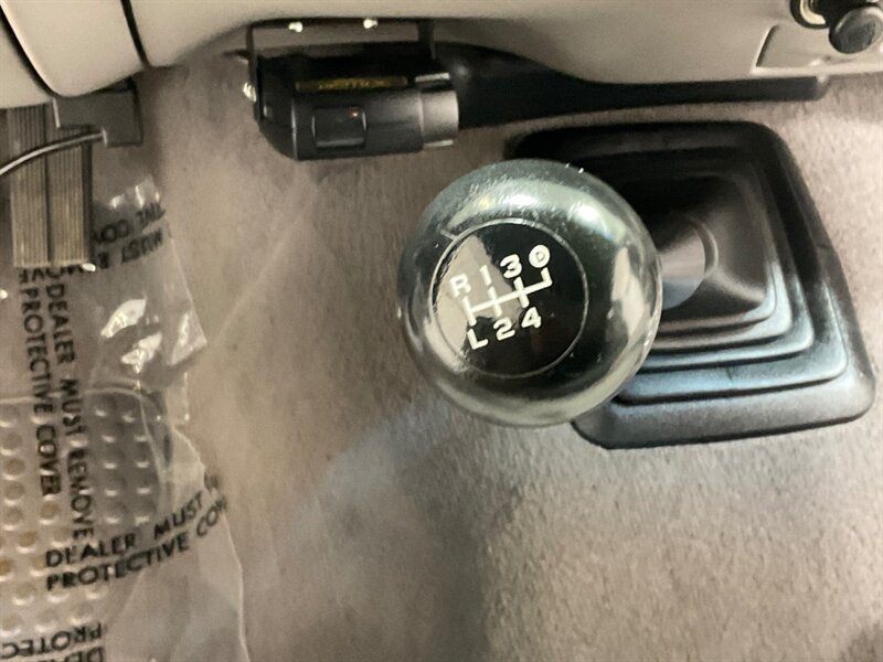 2001 Ford F-250 XLT Super Cab 4X4 / 7.3L DIESEL / 6-SPEED MANUAL / LONG BED / BRAND NEW TIRES / LOCAL TRUCK w. ZERO RUST - Photo 17 - Gladstone, OR 97027