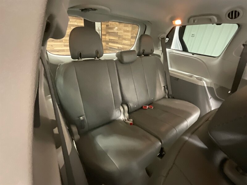 2012 Toyota Sienna LE 8-Passenger / Leather / Local VAN / Clean  / RUST FREE / EXL COND - Photo 16 - Gladstone, OR 97027