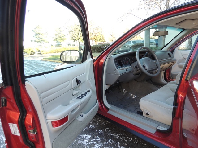 1999 Ford Crown Victoria LX Luxury Sedan / Clean Title / Low Miles   - Photo 18 - Portland, OR 97217