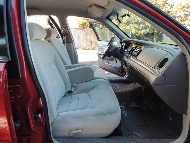 1999 Ford Crown Victoria LX Luxury Sedan / Clean Title / Low Miles   - Photo 24 - Portland, OR 97217