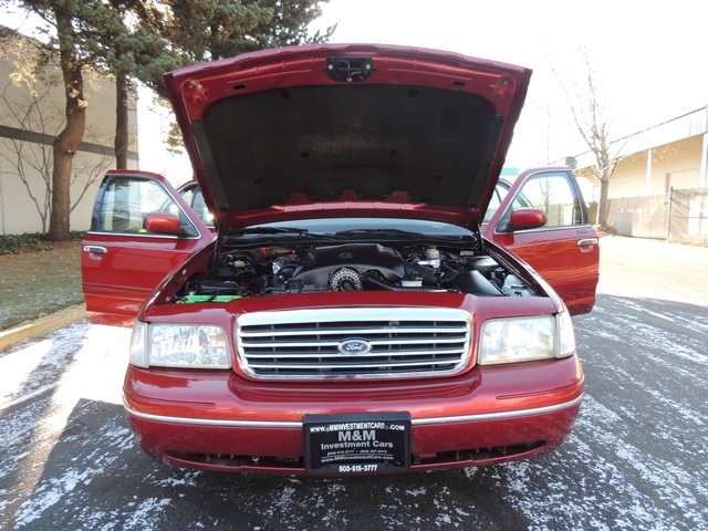 1999 Ford Crown Victoria LX Luxury Sedan / Clean Title / Low Miles   - Photo 16 - Portland, OR 97217