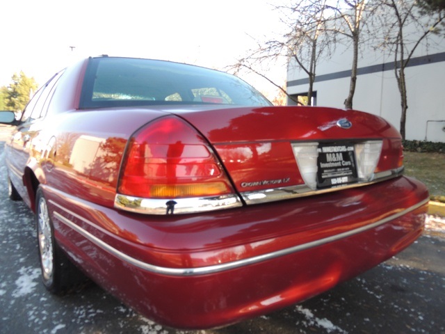 1999 Ford Crown Victoria LX Luxury Sedan / Clean Title / Low Miles   - Photo 38 - Portland, OR 97217