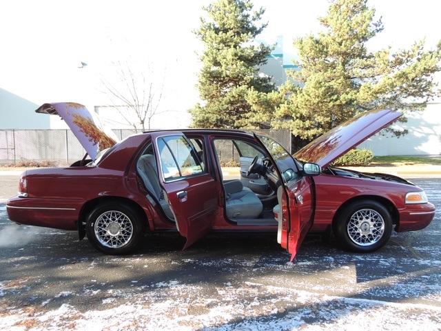 1999 Ford Crown Victoria LX Luxury Sedan / Clean Title / Low Miles   - Photo 14 - Portland, OR 97217