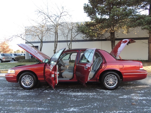 1999 Ford Crown Victoria LX Luxury Sedan / Clean Title / Low Miles   - Photo 10 - Portland, OR 97217