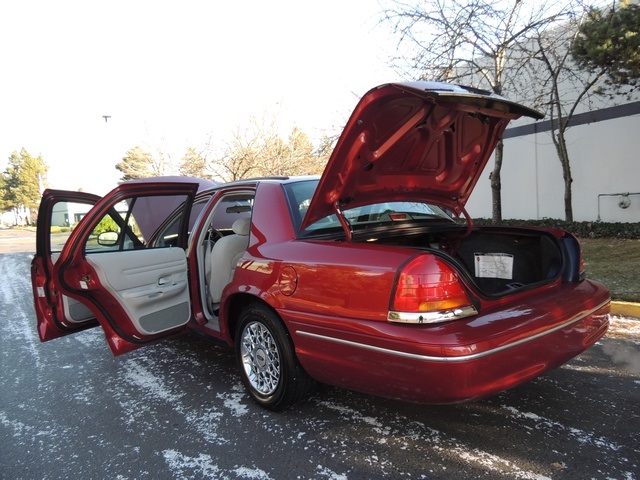 1999 Ford Crown Victoria LX Luxury Sedan / Clean Title / Low Miles   - Photo 11 - Portland, OR 97217