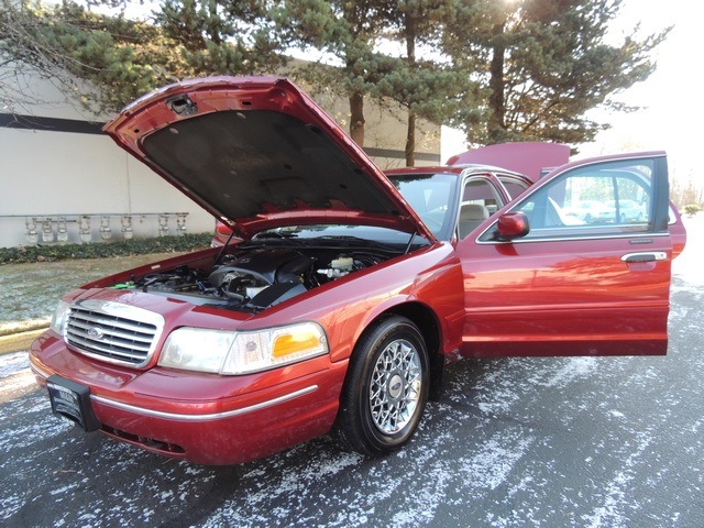 1999 Ford Crown Victoria LX Luxury Sedan / Clean Title / Low Miles   - Photo 9 - Portland, OR 97217