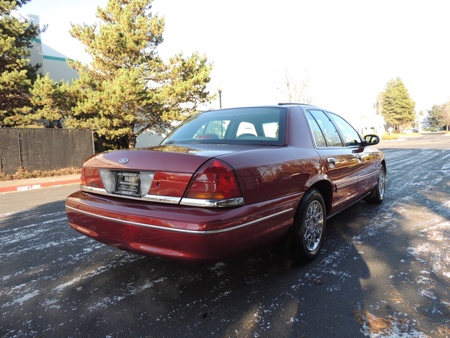 1999 Ford Crown Victoria LX Luxury Sedan / Clean Title / Low Miles   - Photo 5 - Portland, OR 97217