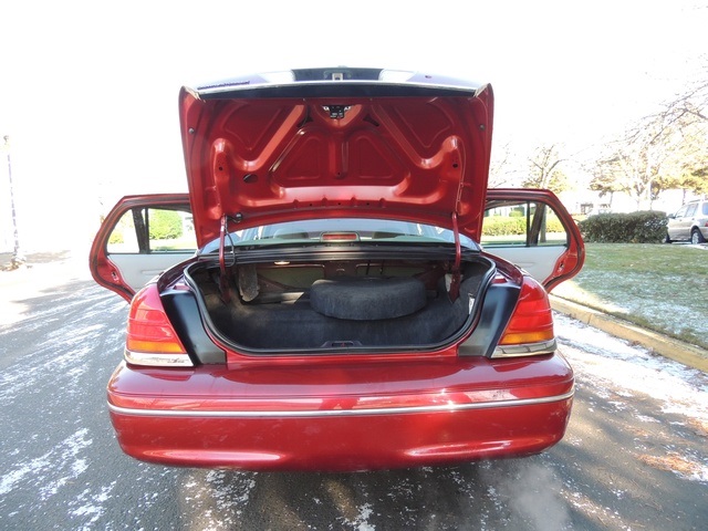 1999 Ford Crown Victoria LX Luxury Sedan / Clean Title / Low Miles   - Photo 12 - Portland, OR 97217