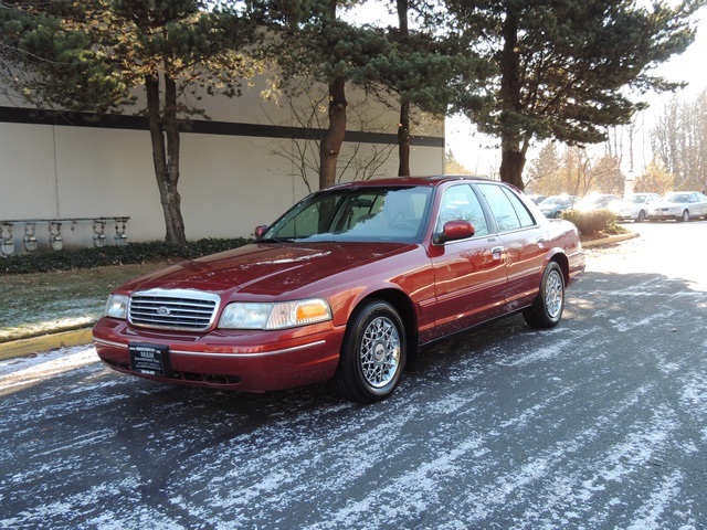 1999 Ford Crown Victoria LX Luxury Sedan / Clean Title / Low Miles   - Photo 39 - Portland, OR 97217