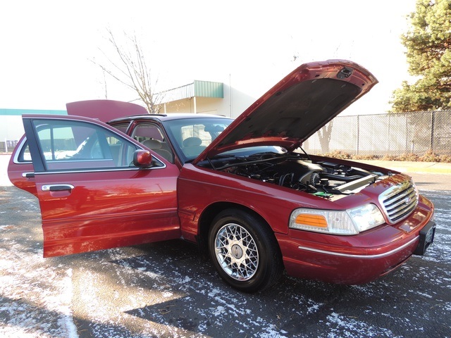 1999 Ford Crown Victoria LX Luxury Sedan / Clean Title / Low Miles   - Photo 15 - Portland, OR 97217