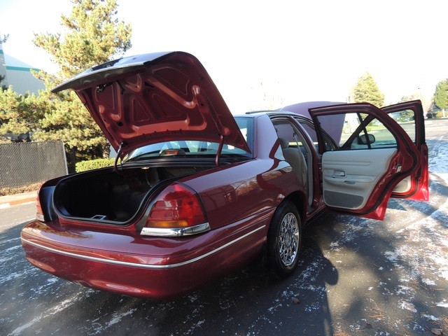 1999 Ford Crown Victoria LX Luxury Sedan / Clean Title / Low Miles   - Photo 13 - Portland, OR 97217