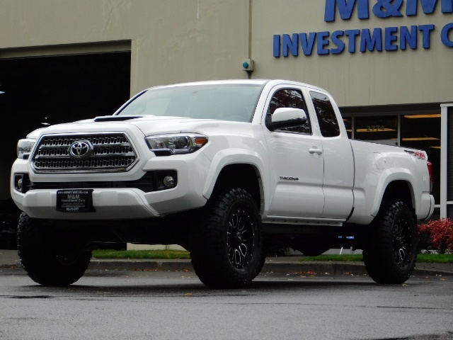 2017 Toyota Tacoma TRD Sport / 4X4 / V6 / 6-SPEED MANUAL / LIFTED