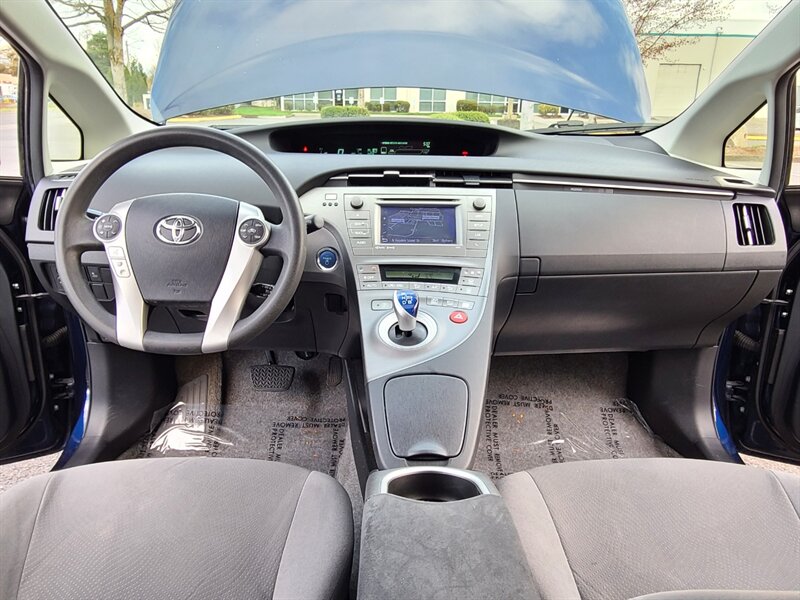 2013 Toyota Prius Three HYBRID / NAVi / CAM / SOLAR ROOF / 1-Owner / Blue-Tooth / Tilt-Slide Moon Roof / Local / Clean Title - Photo 31 - Portland, OR 97217