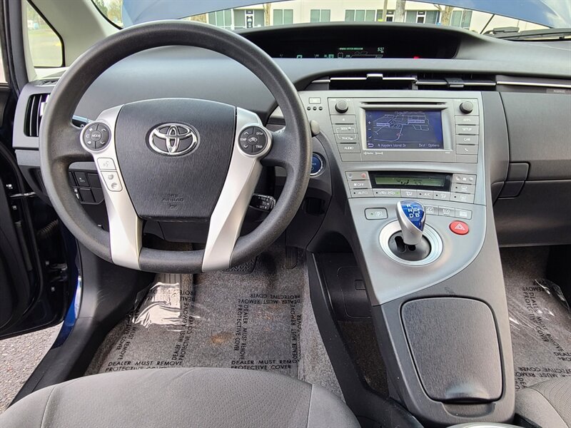 2013 Toyota Prius Three HYBRID / NAVi / CAM / SOLAR ROOF / 1-Owner / Blue-Tooth / Tilt-Slide Moon Roof / Local / Clean Title - Photo 32 - Portland, OR 97217