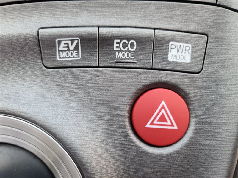 2013 Toyota Prius Three HYBRID / NAVi / CAM / SOLAR ROOF / 1-Owner / Blue-Tooth / Tilt-Slide Moon Roof / Local / Clean Title - Photo 20 - Portland, OR 97217