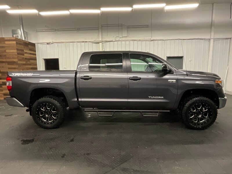 2018 Toyota Tundra SR5 CrewMax 4X4 / 5.7L V8 / LIFTED / 18,000 MILES  1-OWNER LOCAL TRUCK / TRD OFF ROAD PKG/RUST FREE / LIFTED / SHARP & CLEAN !! - Photo 4 - Gladstone, OR 97027