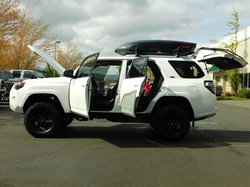 2018 Toyota 4Runner SR5 4X4 / Navigation / LIFTED / LOW LOW MILES   - Photo 28 - Portland, OR 97217