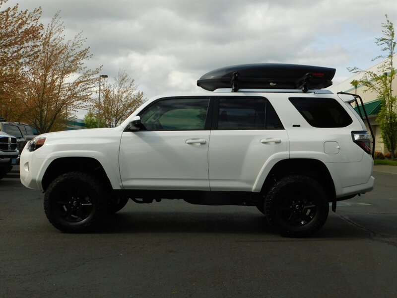 2018 Toyota 4Runner SR5 4X4 / Navigation / LIFTED / LOW LOW MILES   - Photo 3 - Portland, OR 97217