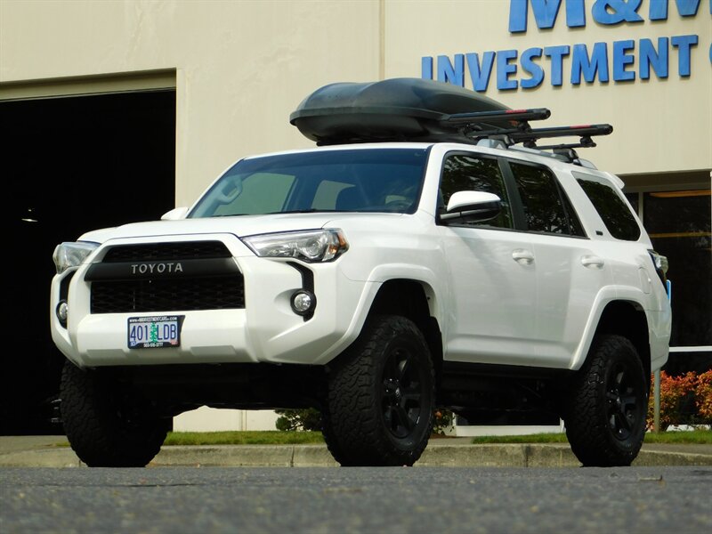 2018 Toyota 4Runner SR5 4X4 / Navigation / LIFTED / LOW LOW MILES   - Photo 1 - Portland, OR 97217