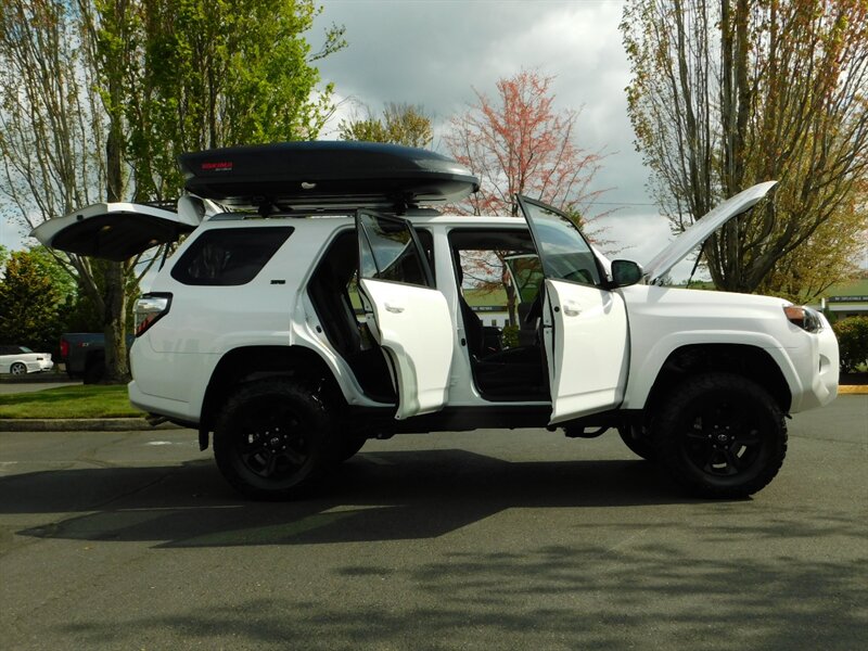 2018 Toyota 4Runner SR5 4X4 / Navigation / LIFTED / LOW LOW MILES   - Photo 32 - Portland, OR 97217