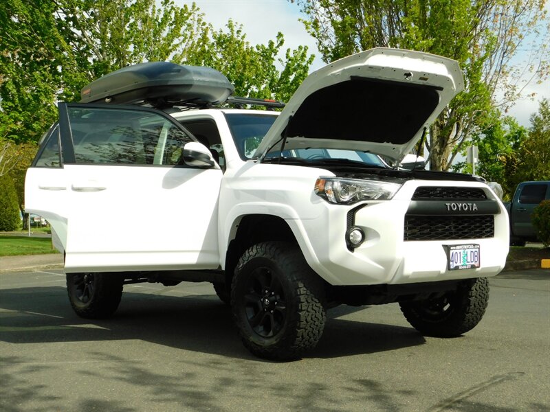 2018 Toyota 4Runner SR5 4X4 / Navigation / LIFTED / LOW LOW MILES   - Photo 33 - Portland, OR 97217