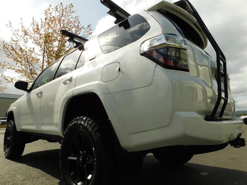 2018 Toyota 4Runner SR5 4X4 / Navigation / LIFTED / LOW LOW MILES   - Photo 12 - Portland, OR 97217