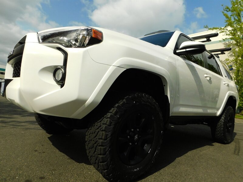 2018 Toyota 4Runner SR5 4X4 / Navigation / LIFTED / LOW LOW MILES   - Photo 25 - Portland, OR 97217