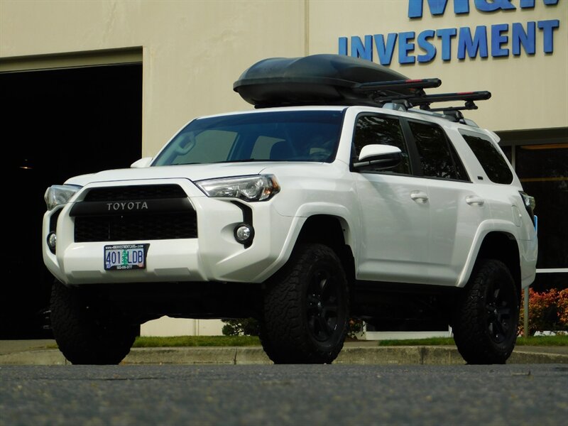 2018 Toyota 4Runner SR5 4X4 / Navigation / LIFTED / LOW LOW MILES   - Photo 44 - Portland, OR 97217