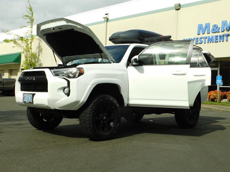 2018 Toyota 4Runner SR5 4X4 / Navigation / LIFTED / LOW LOW MILES   - Photo 27 - Portland, OR 97217