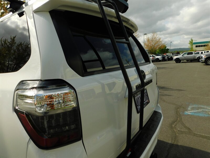 2018 Toyota 4Runner SR5 4X4 / Navigation / LIFTED / LOW LOW MILES   - Photo 9 - Portland, OR 97217