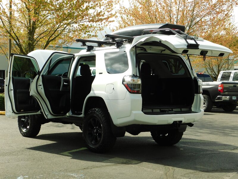 2018 Toyota 4Runner SR5 4X4 / Navigation / LIFTED / LOW LOW MILES   - Photo 29 - Portland, OR 97217