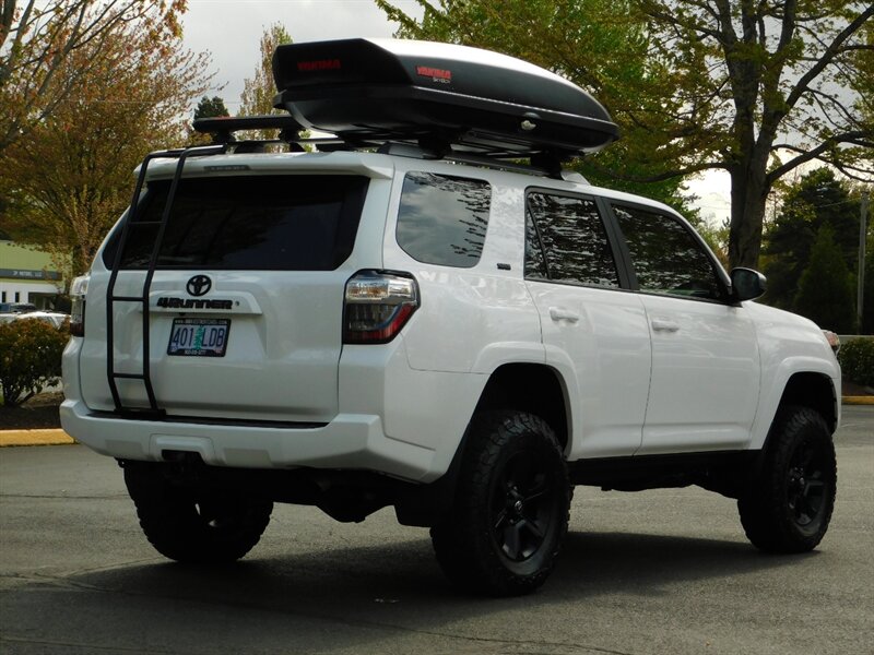 2018 Toyota 4Runner SR5 4X4 / Navigation / LIFTED / LOW LOW MILES   - Photo 8 - Portland, OR 97217