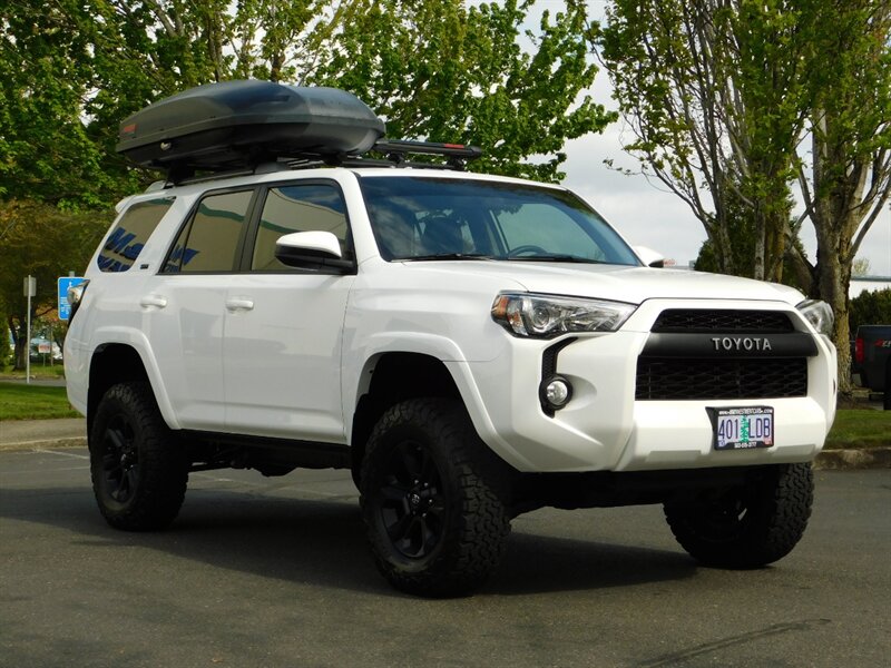 2018 Toyota 4Runner SR5 4X4 / Navigation / LIFTED / LOW LOW MILES   - Photo 2 - Portland, OR 97217