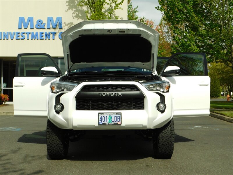 2018 Toyota 4Runner SR5 4X4 / Navigation / LIFTED / LOW LOW MILES   - Photo 34 - Portland, OR 97217