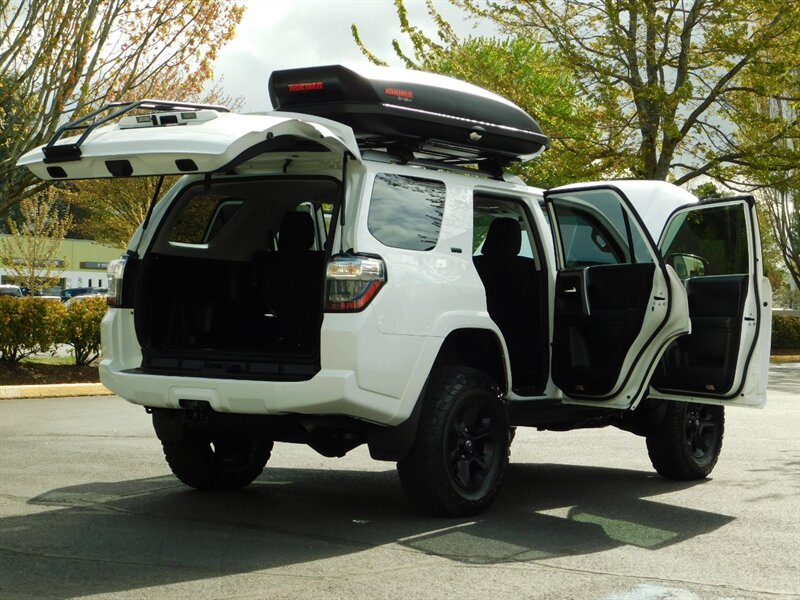 2018 Toyota 4Runner SR5 4X4 / Navigation / LIFTED / LOW LOW MILES   - Photo 31 - Portland, OR 97217